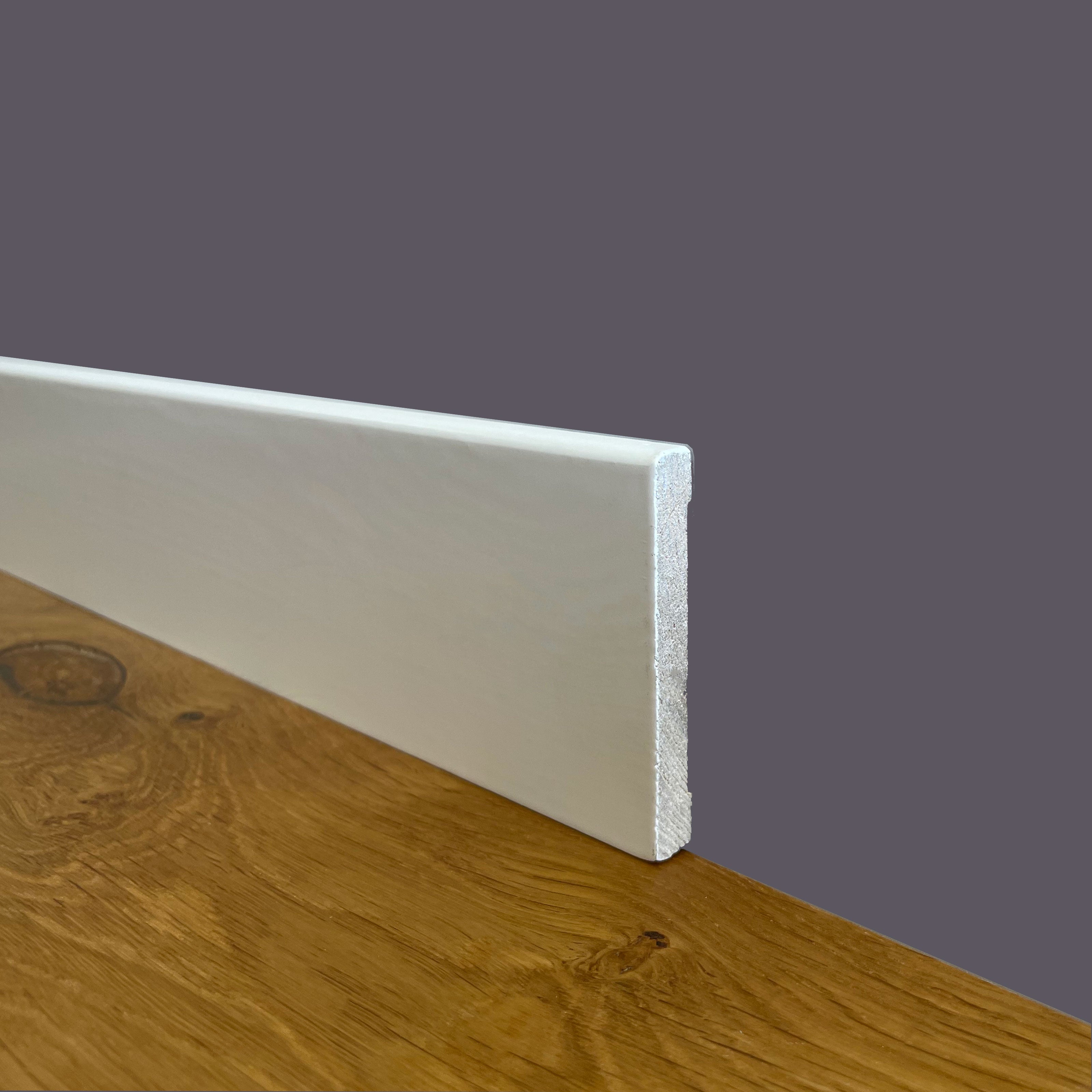 foto del prodotto 100ml di battiscopa premium in legno massello squadrato 70x10 laccato bianco