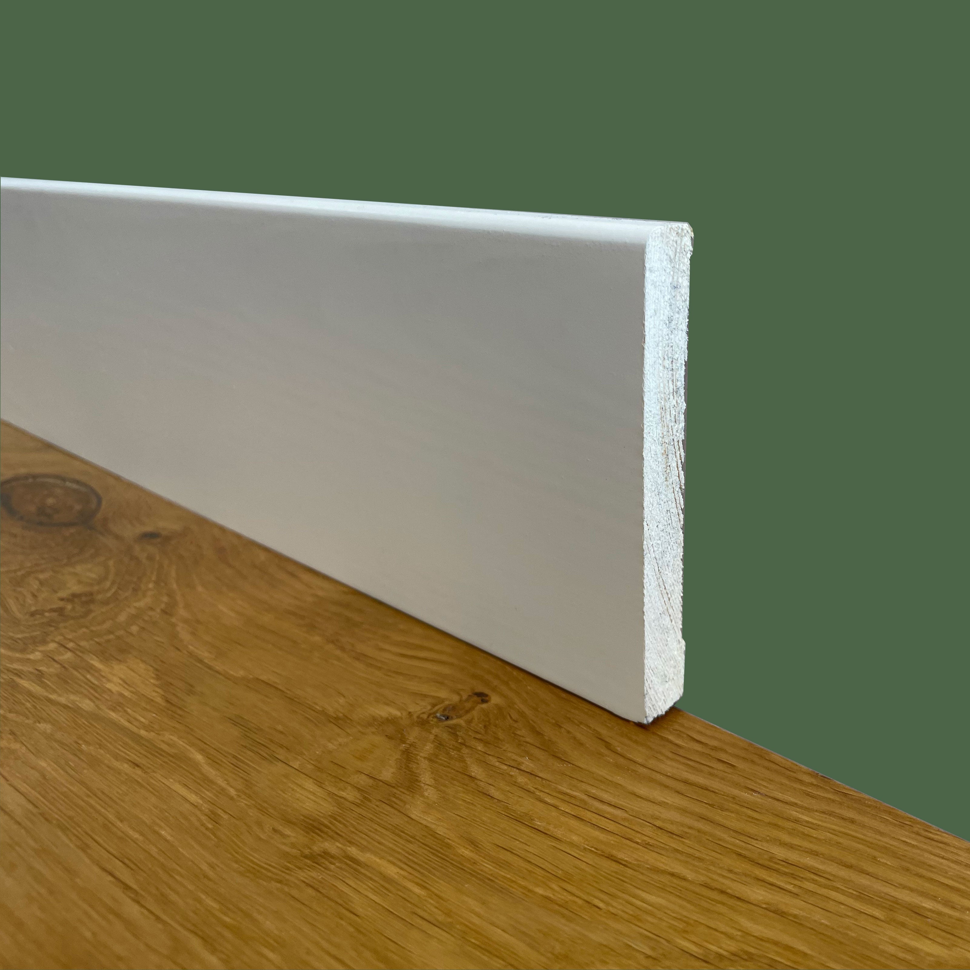foto del prodotto 100ml di battiscopa premium in legno massello squadrato 95x12 laccato bianco