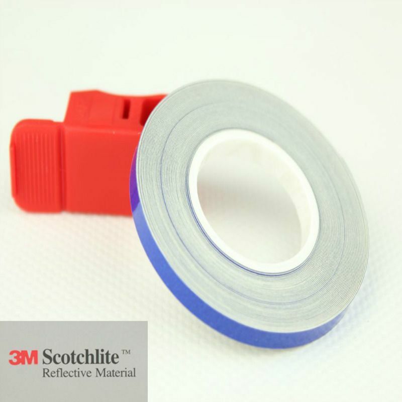 foto del prodotto 3m strisce per cerchi moto adesive rifrangenti 7mm x 6mt colore blu, modello con applicatore