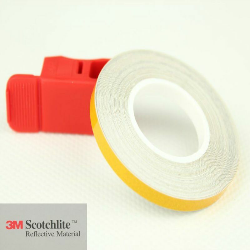 foto del prodotto 3m strisce per cerchi moto adesive rifrangenti 7mm x 6mt colore giallo, modello con applicatore