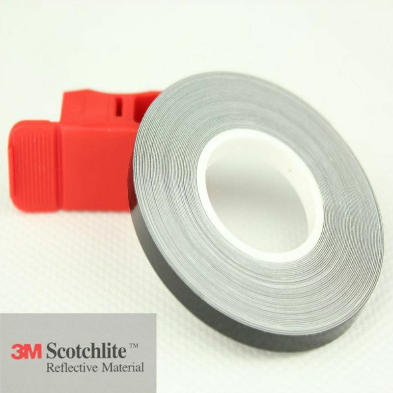foto del prodotto 3m strisce per cerchi moto adesive rifrangenti 7mm x 6mt colore nero 10mm x 6 metri , modello con applicatore