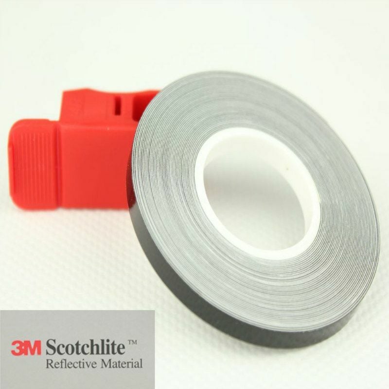 foto del prodotto 3m strisce per cerchi moto adesive rifrangenti 7mm x 6mt colore nero, modello con applicatore