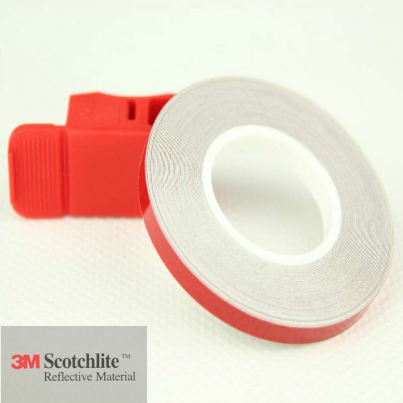 foto del prodotto 3m strisce per cerchi moto adesive rifrangenti 7mm x 6mt colore rosso, modello con applicatore