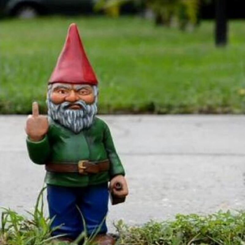 foto del prodotto gnomo da giardino con dito medio, statua di gnomi, divertenti ornamenti da giardino, ornamenti go away , decorazioni per interni o esterni,