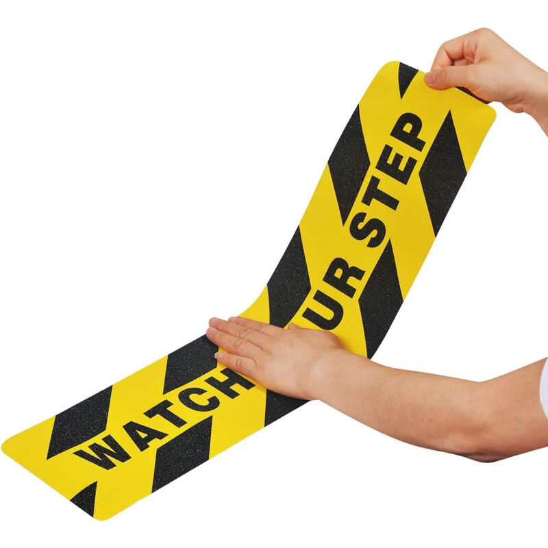 foto del prodotto adesivo antiscivolo giallo nero con scritta watch your step 