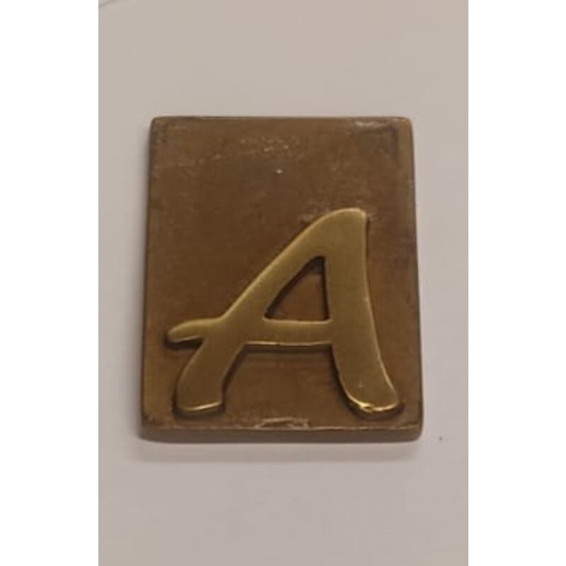 foto del prodotto alubox vumme srl lettera per civico in ottonecon finitura bronzata lettera a