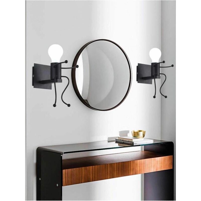 foto del prodotto applique da parete a forma di omino lampada in metallo nero e27