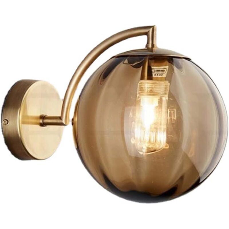 foto del prodotto applique da parete a forma di sfera in vetro ambrato, globo in vetro ambrato con base dorata, lampada da parete per comodino ambra 