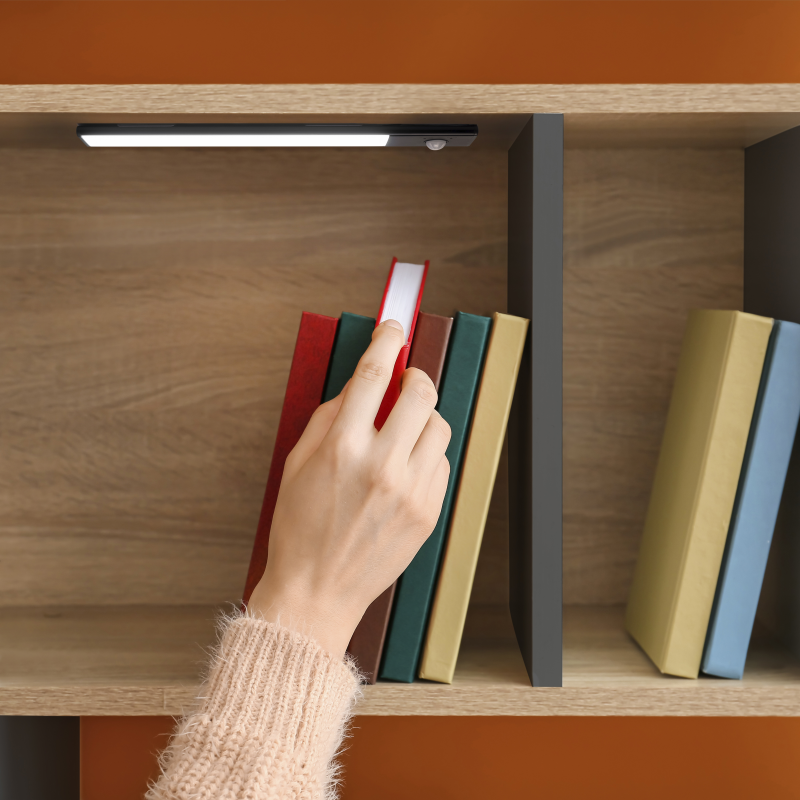 foto del prodotto applique led kaus black ricaricabile via usb con sensore di movimento, 600mm, verniciato nero