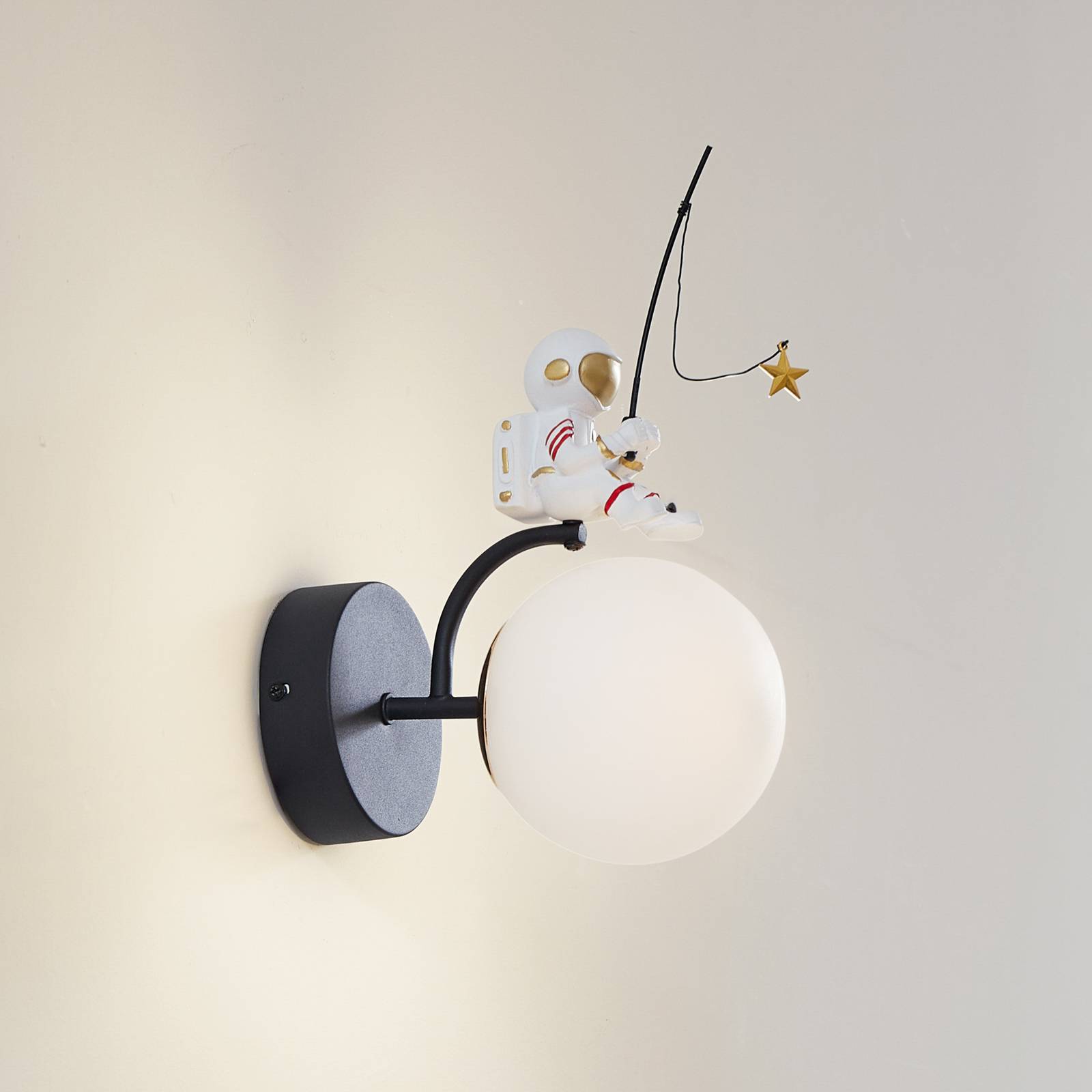 foto del prodotto applique lindby kosmo, plastica, astronauta, altezza 30 cm