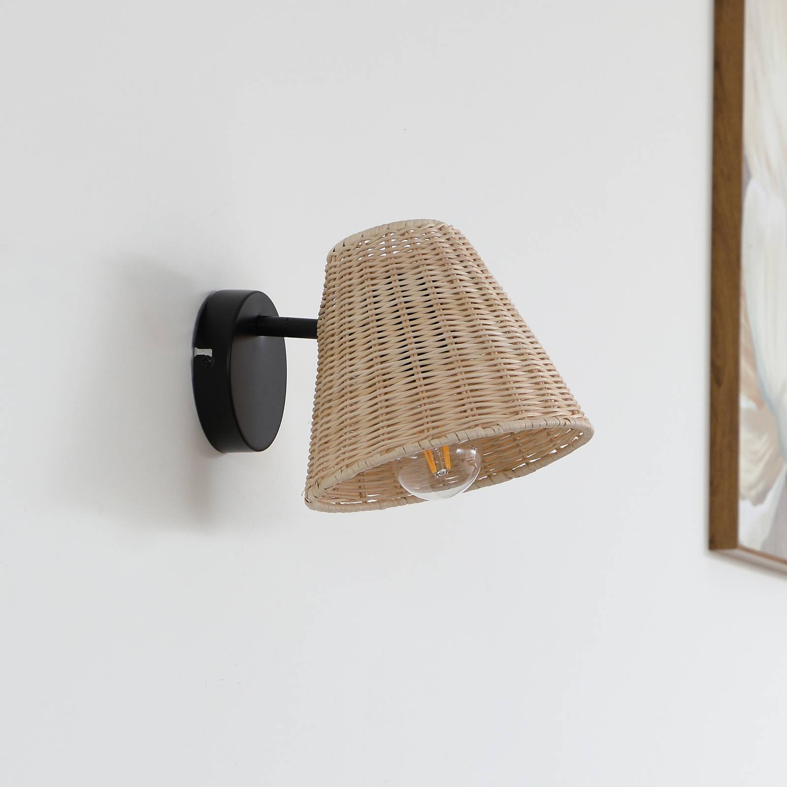foto del prodotto applique lindby zyralia, color legno, rattan, altezza 19,5 cm