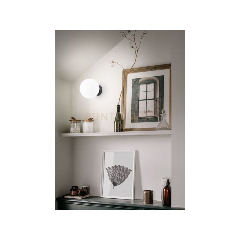 foto del prodotto applique maga 1 luce in vetro bianco e metallo colore nero attacco g9 d.15cm