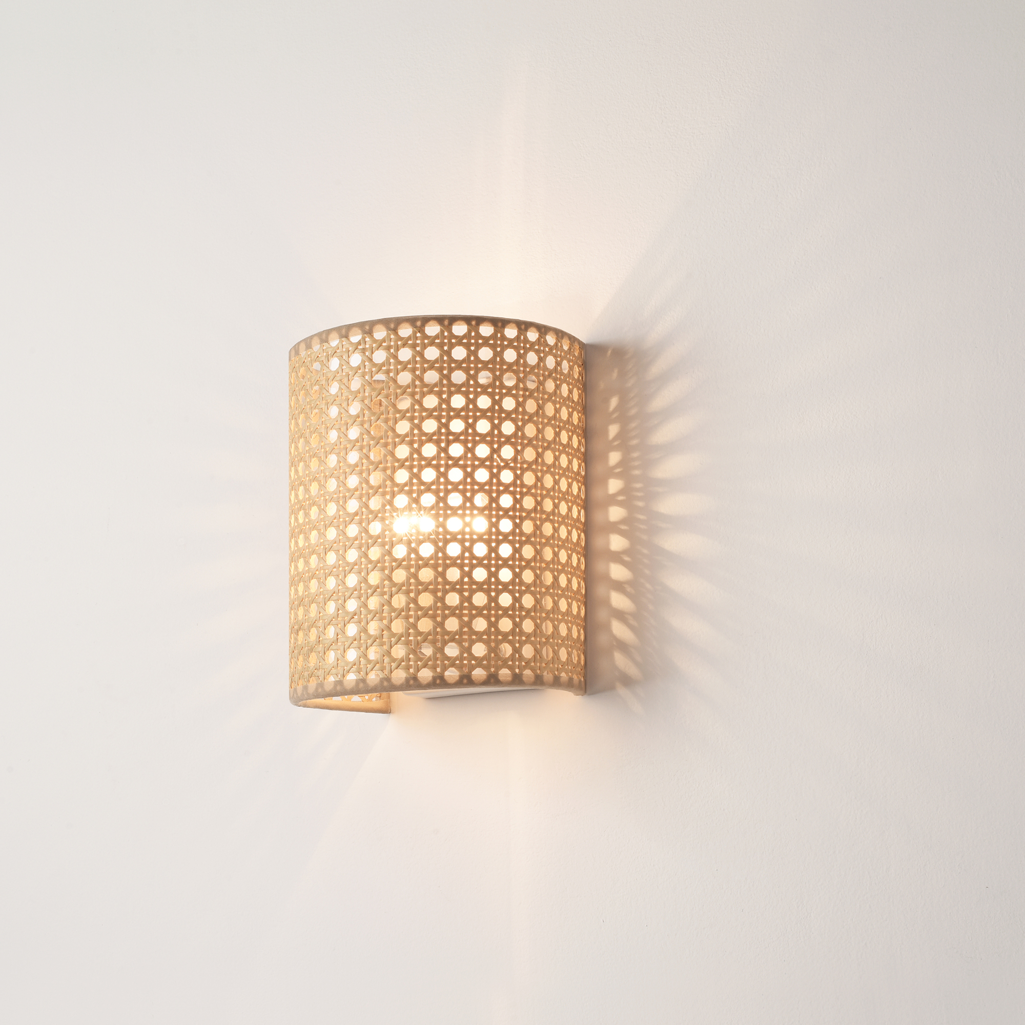 foto del prodotto applique per interni ascot a paralume semicilindrico effetto rattan lux.pro