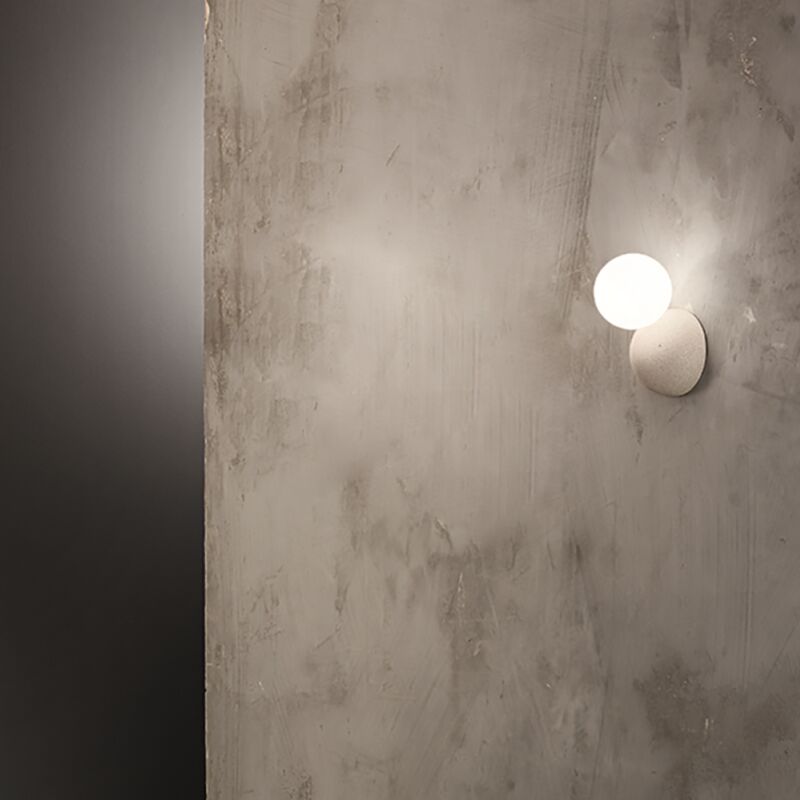 foto del prodotto applique rock 12 cm in cemento bianco e vetro soffiato satinato