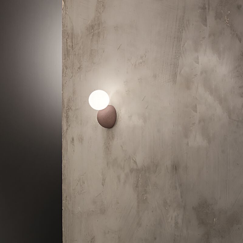 foto del prodotto applique rock 12 cm in cemento rosso e vetro soffiato satinato