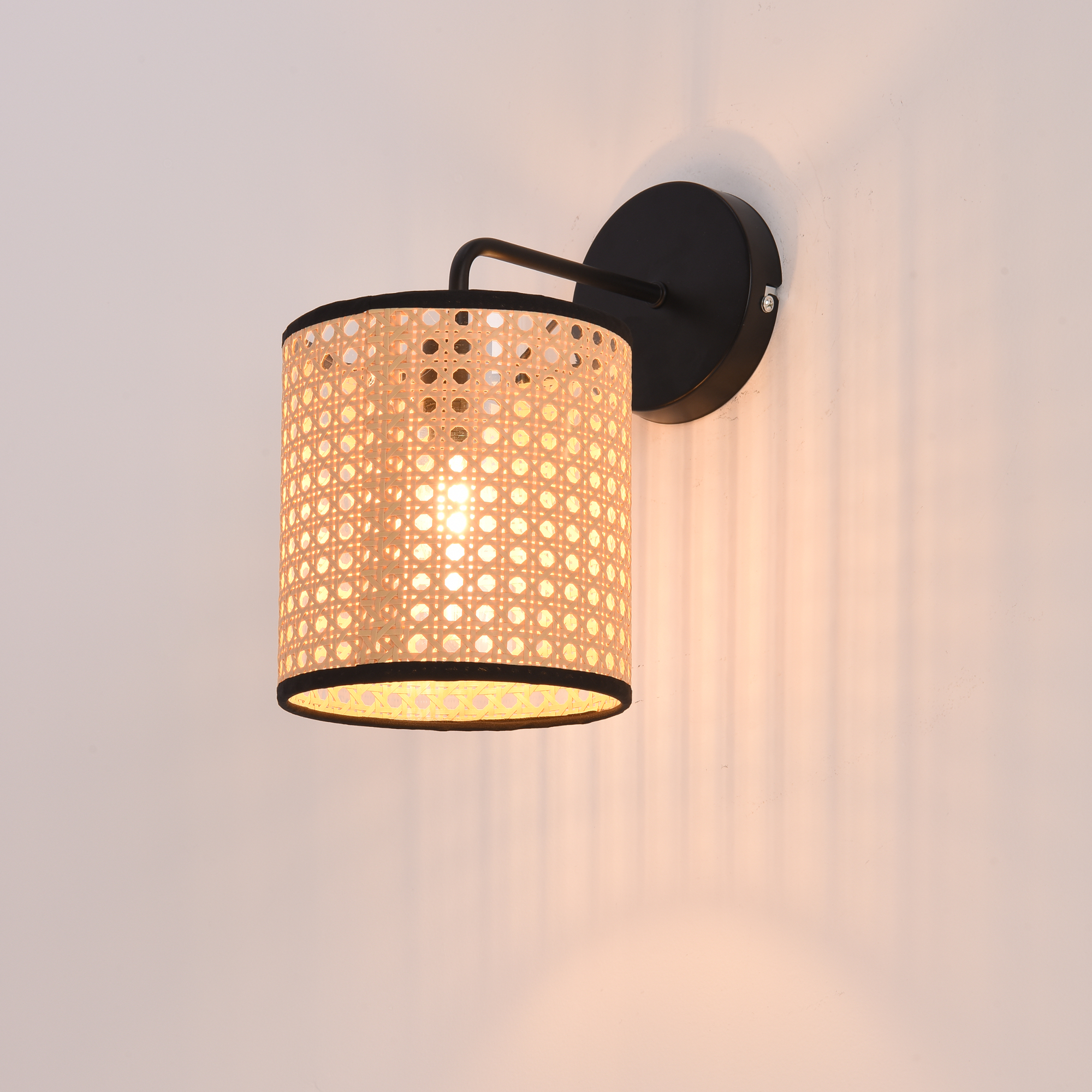 foto del prodotto applique southend per interni con paralume cilindrico nero beige lux.pro