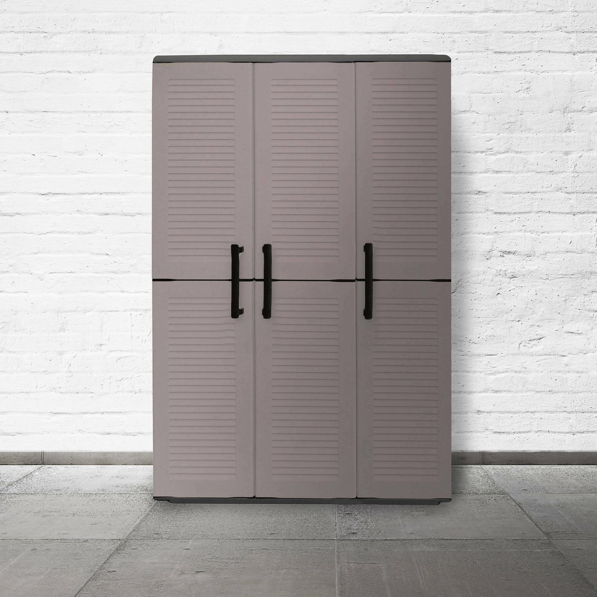 foto del prodotto armadio portascope da esterno o amordel, mobile a 3 ante e 3 ripiani regolabili in polipropilene, 100 made in italy, cm 102x37h163, colore grigio