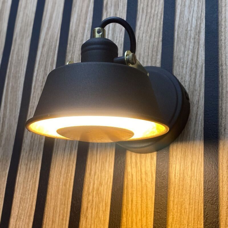 foto del prodotto arum lighting lampada da parete ridley nera e oro con lampadina led gu10 bianco caldo