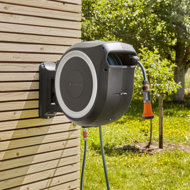 foto del prodotto avvolgitore automatico da parete per giardino 30 m gardena