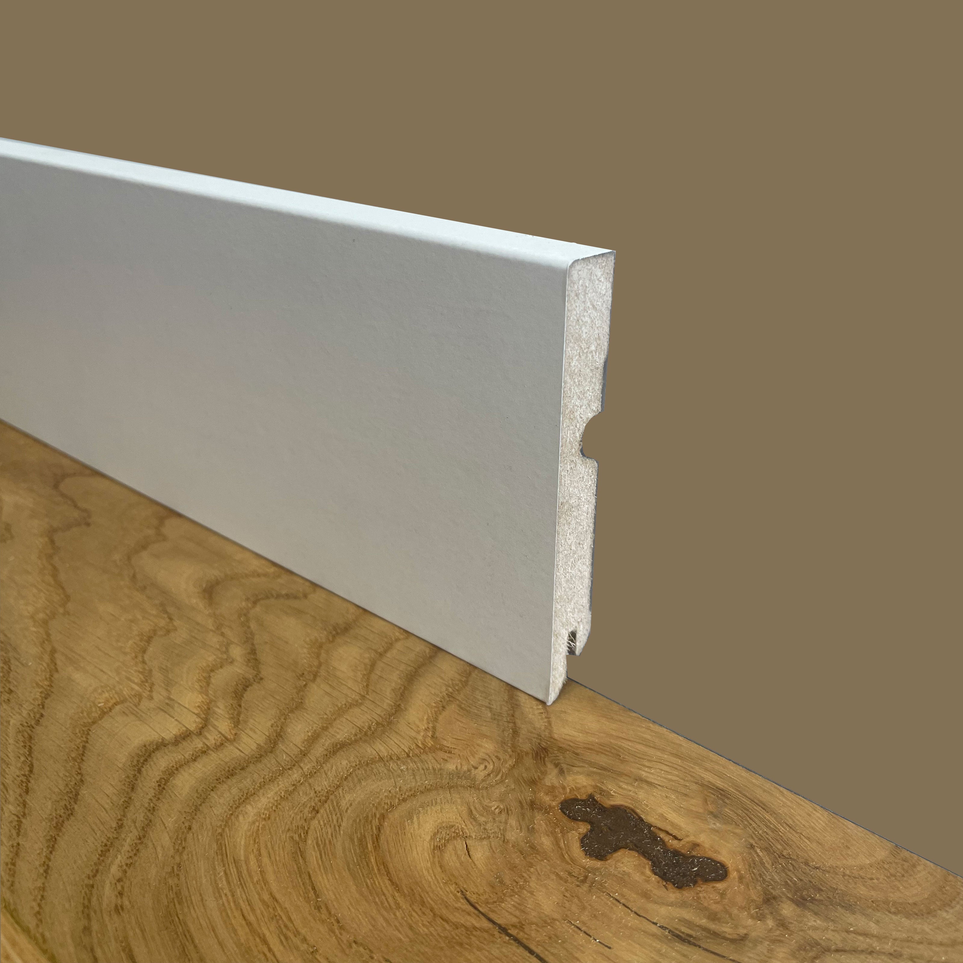 foto del prodotto bancale da 96 metri lineari battiscopa zoccolino squadrato in fibra di legno compatta 95x15 bianco