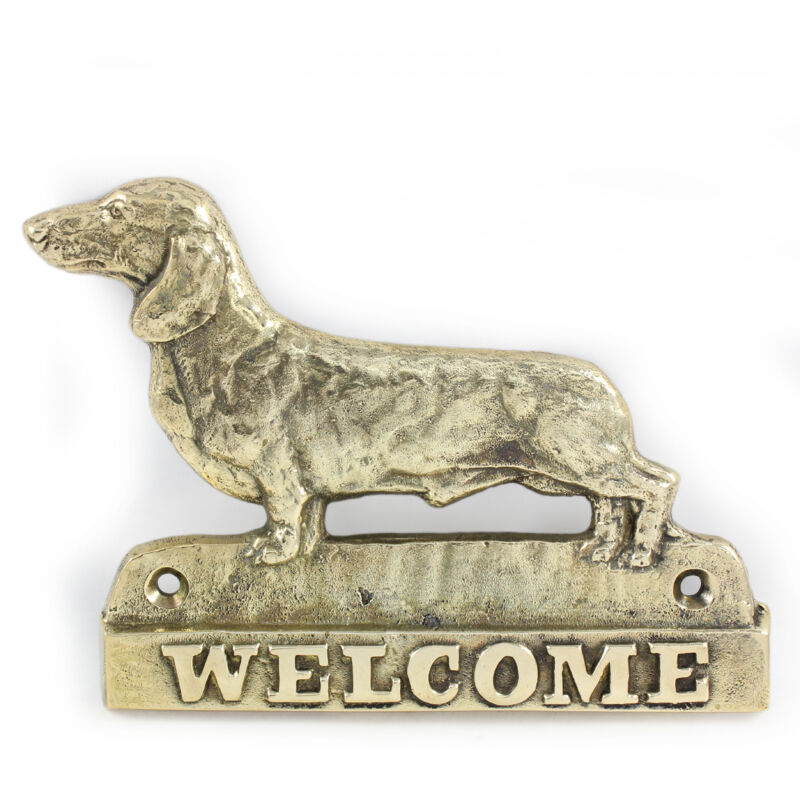 foto del prodotto bassotto un cartello sulla porta con un cane, una targa di benvenuto in ottone, un cartello unico con la scritta welcome by art dog