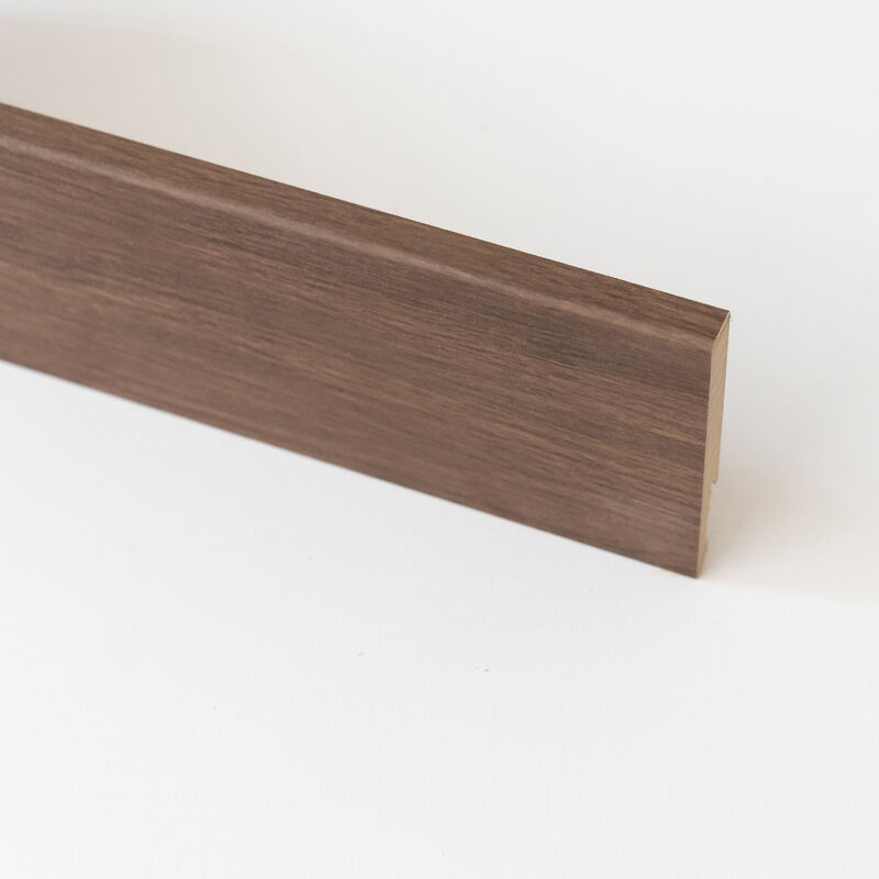 foto del prodotto battiscopa in mdf rovere scuro mm.11x80x2400