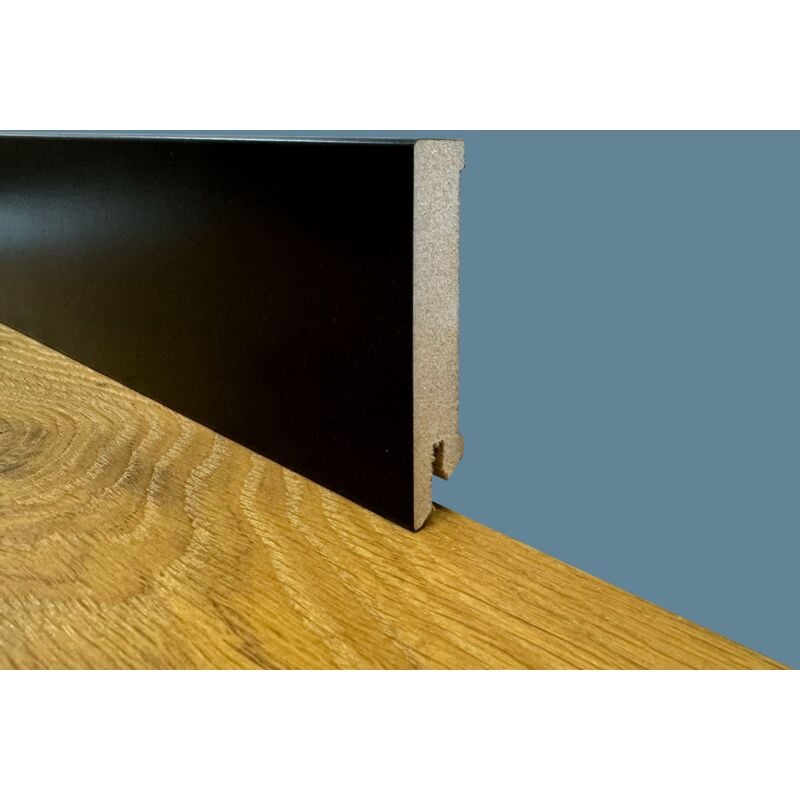 foto del prodotto battiscopa zoccolino squadrato in fibra di legno compatta 80x15 nero total black 