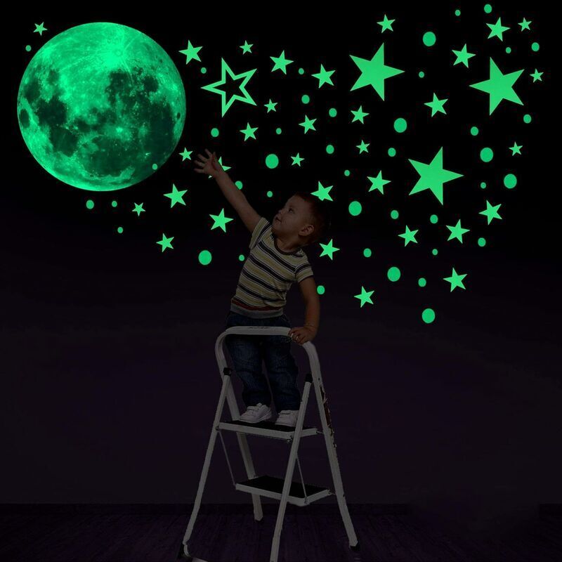 foto del prodotto bebusingoto 435 adesivi murali fluorescenti a forma di luna e stelle, luminosi al buio, per la decorazione della cameretta dei bambini.