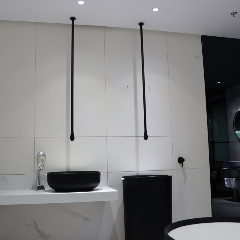 foto del prodotto bernstein rubinetto per installazione a soffitto drop 135 lunghezza di 135 cm disponibile in nero opaco o cromato nero opaco 