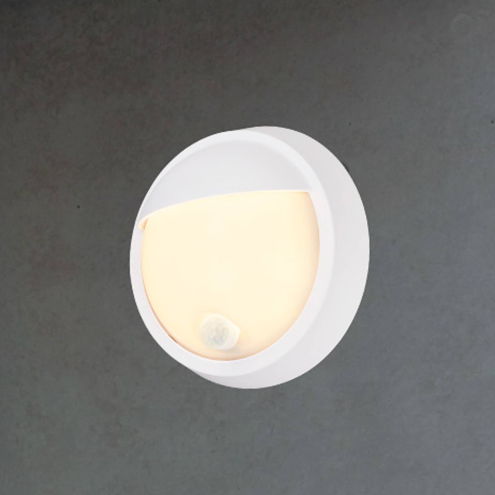 foto del prodotto briloner applique da esterni a batteria led 3785016 bianco sensore di movimento 17 cm