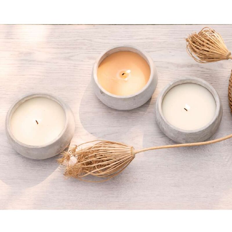 foto del prodotto candela alla citronella con base colorata