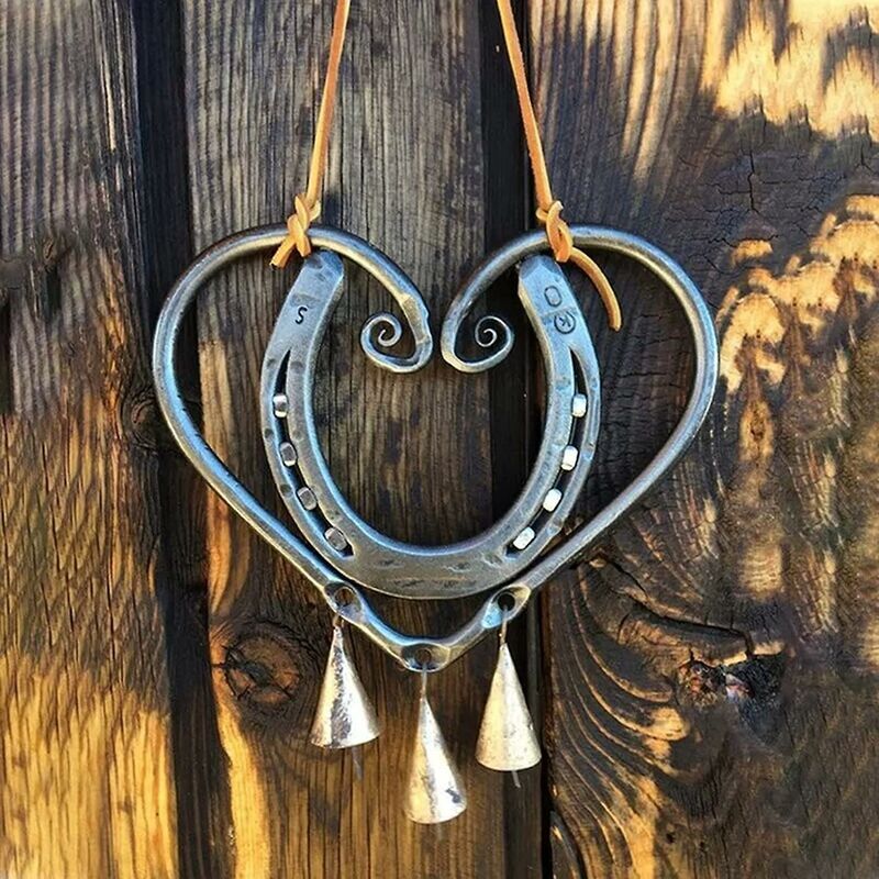 foto del prodotto carillon a vento a ferro di cavallo lucky love con chiodi in acciaio, campanelli eolici a cuore d amore, decorazioni per finestre da giardino,