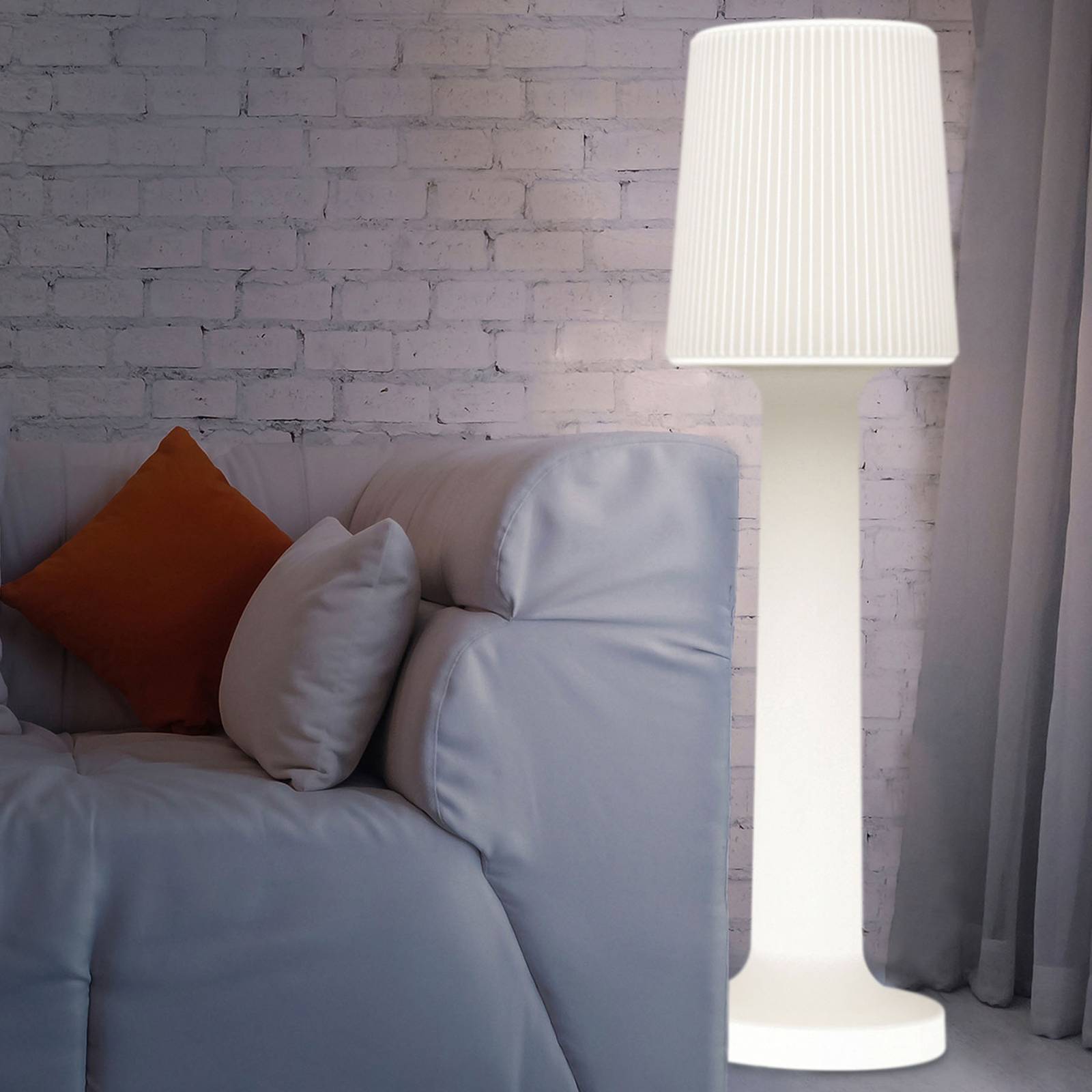 foto del prodotto carmen 110 cm di altezza. lampada da terra con cavo per interni ed esterni. luce led bianca fredda