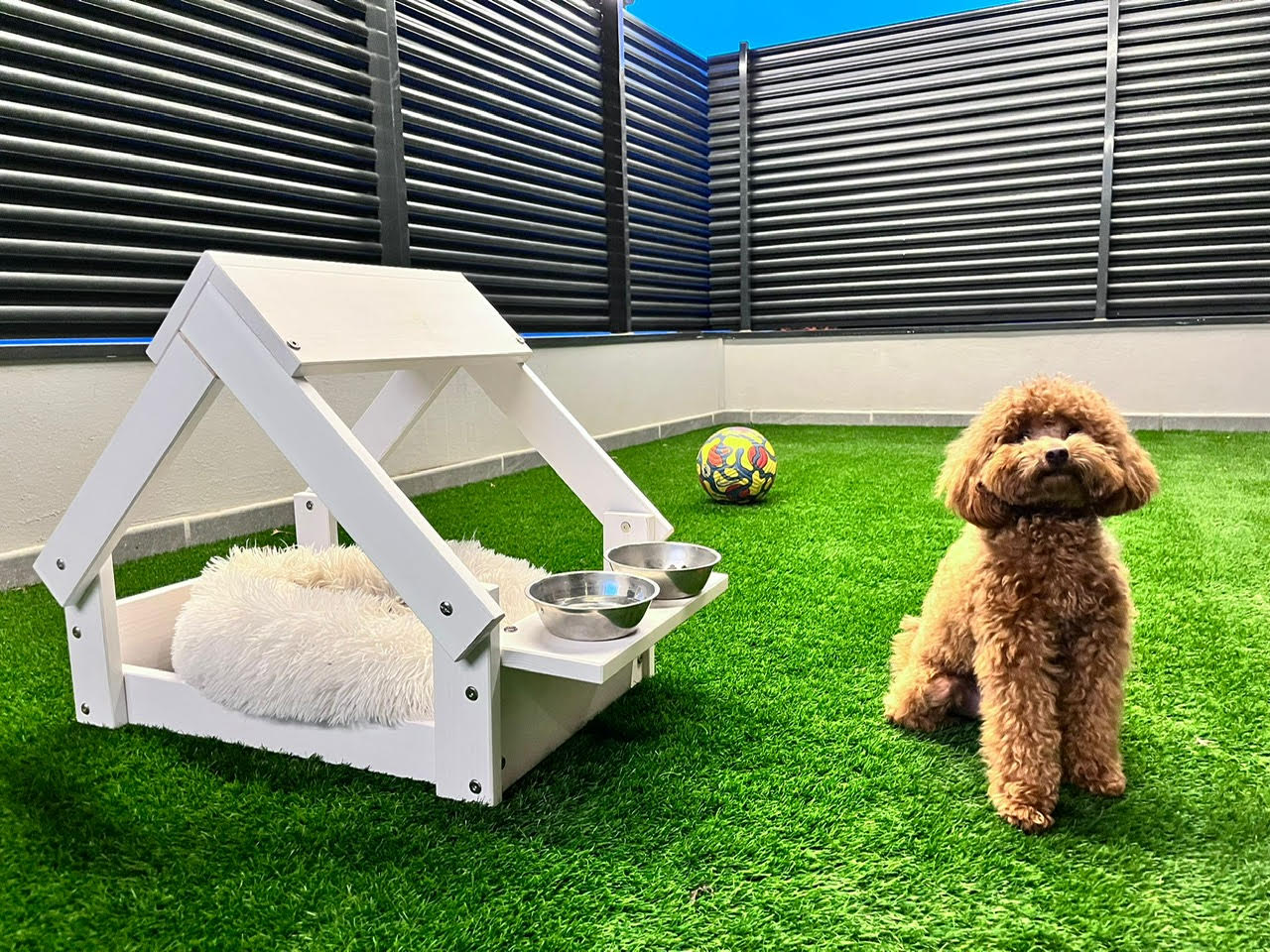 foto del prodotto casetta per cani 76x44x55cm con letto in legno naturale fsc e 2 supporti per ciotola colore bianco rf991