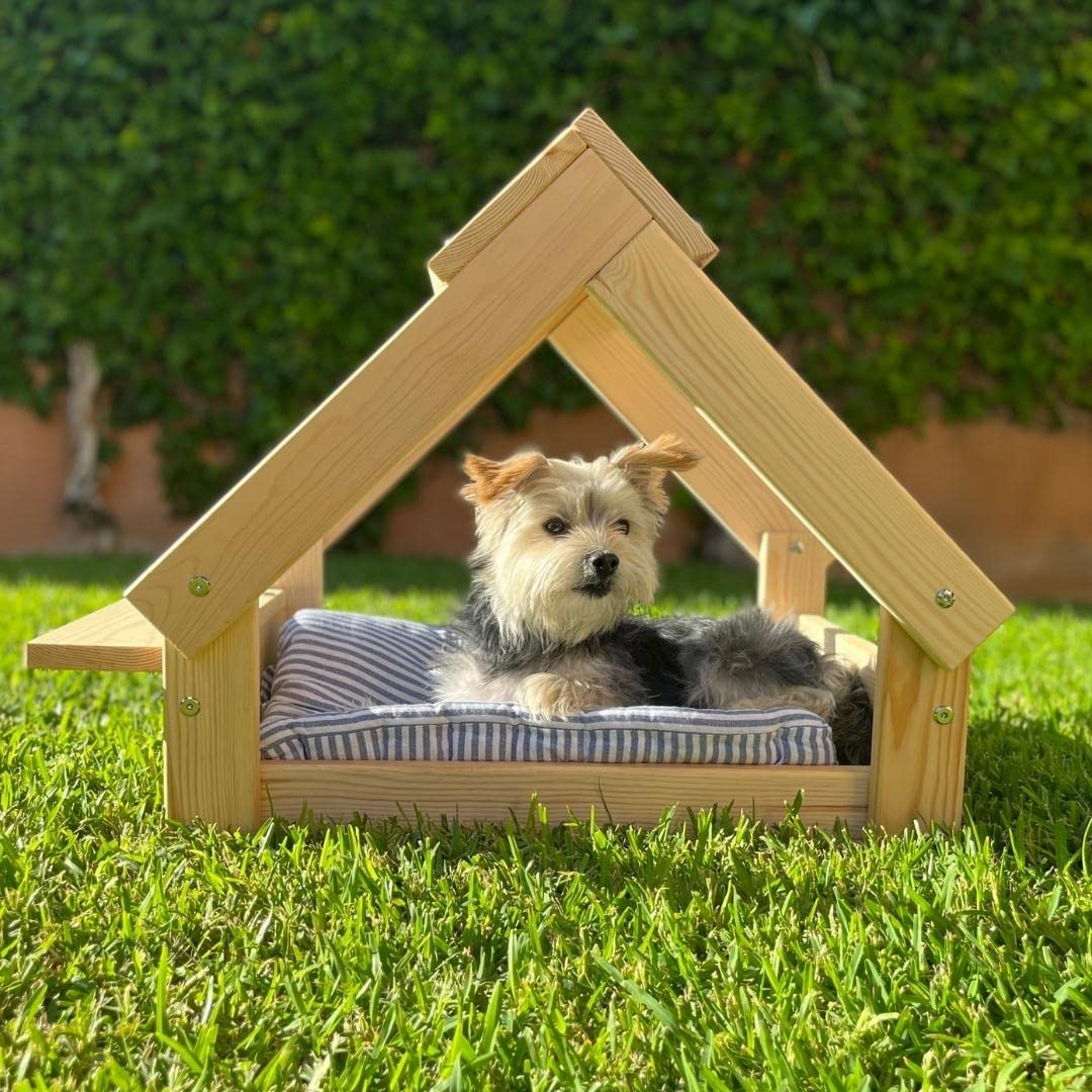 foto del prodotto casetta per cani 76x44x55cm con letto in legno naturale fsc e 2 supporti per ciotole colore naturale rf990