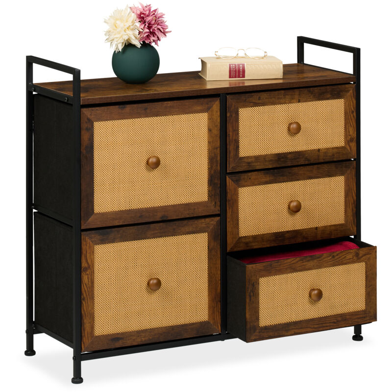 foto del prodotto cassettiera camera da letto e ingresso, com con 5 cassetti in look rattan, hlp 77x85x31,5 cm, marrone nero relaxdays