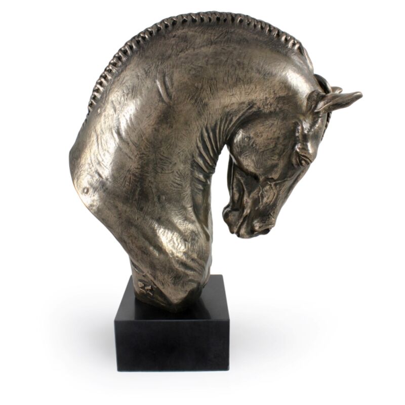 foto del prodotto cavallo andaluso una grande statuetta con un cavallo, un busto su una base di pietra, un prestigioso premio nel concorso del marchio art dog