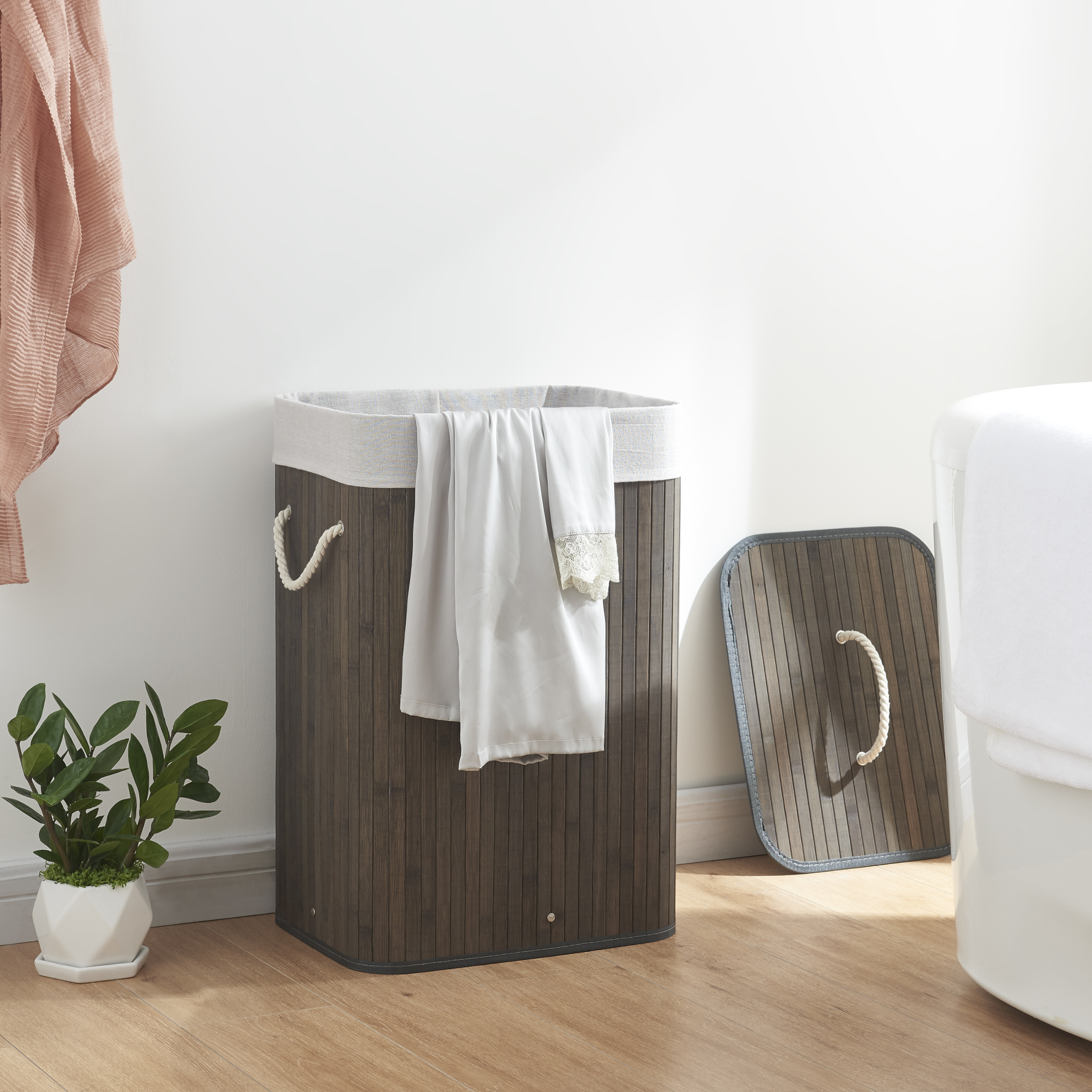 foto del prodotto cesto portabiancheria salla con coperchio e sacco rimovibile 72 l bamb marrone scuro en.casa 