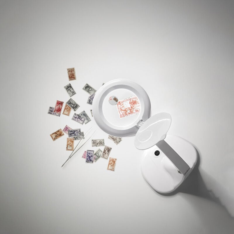 foto del prodotto close lampada da tavolo led in plastica colore bianco con lente 6,5w 3000k