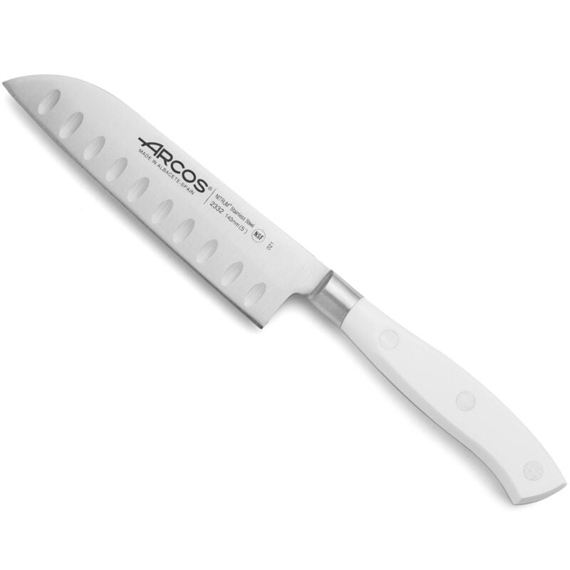 foto del prodotto coltello santoku arcos riviera blanc 233224 nitrum steel, con mango poliossimetilene e 14 cm di lama in valigetta.