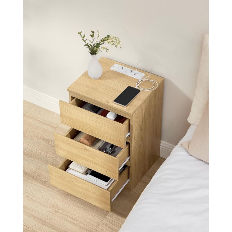 foto del prodotto comodino con stazione di ricarica, tavolino con 3 cassetti, 2 prese ca, 2 porte usb, frontali dei cassetti smussati, per soggiorno, camera da letto,