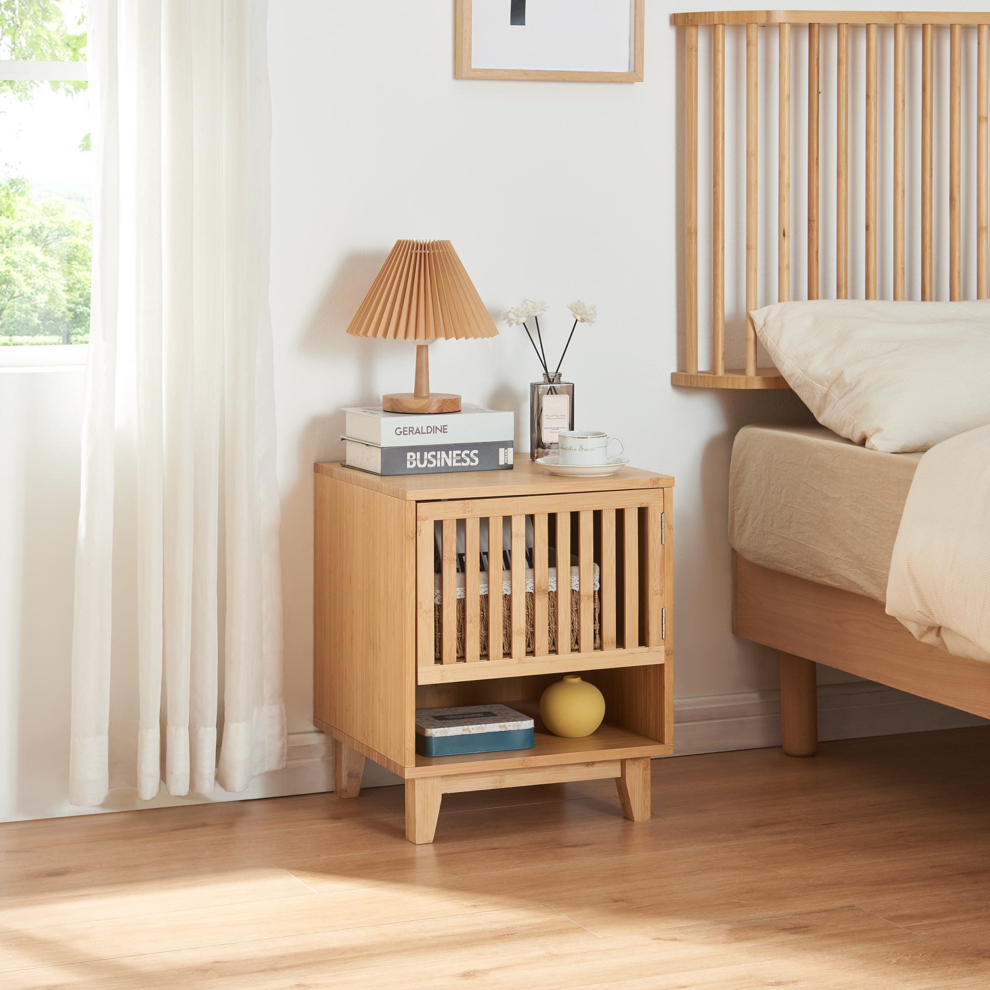 foto del prodotto comodino in bambù yp j con scomparto chiuso e aperto - naturale en.casa