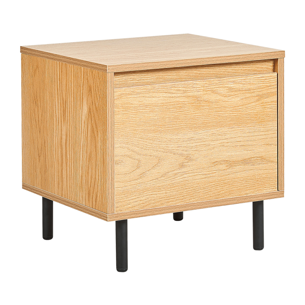 foto del prodotto comodino in truciolato di legno chiaro con 1 cassetto in metallo con gambe nere, minimalista e contemporaneo.