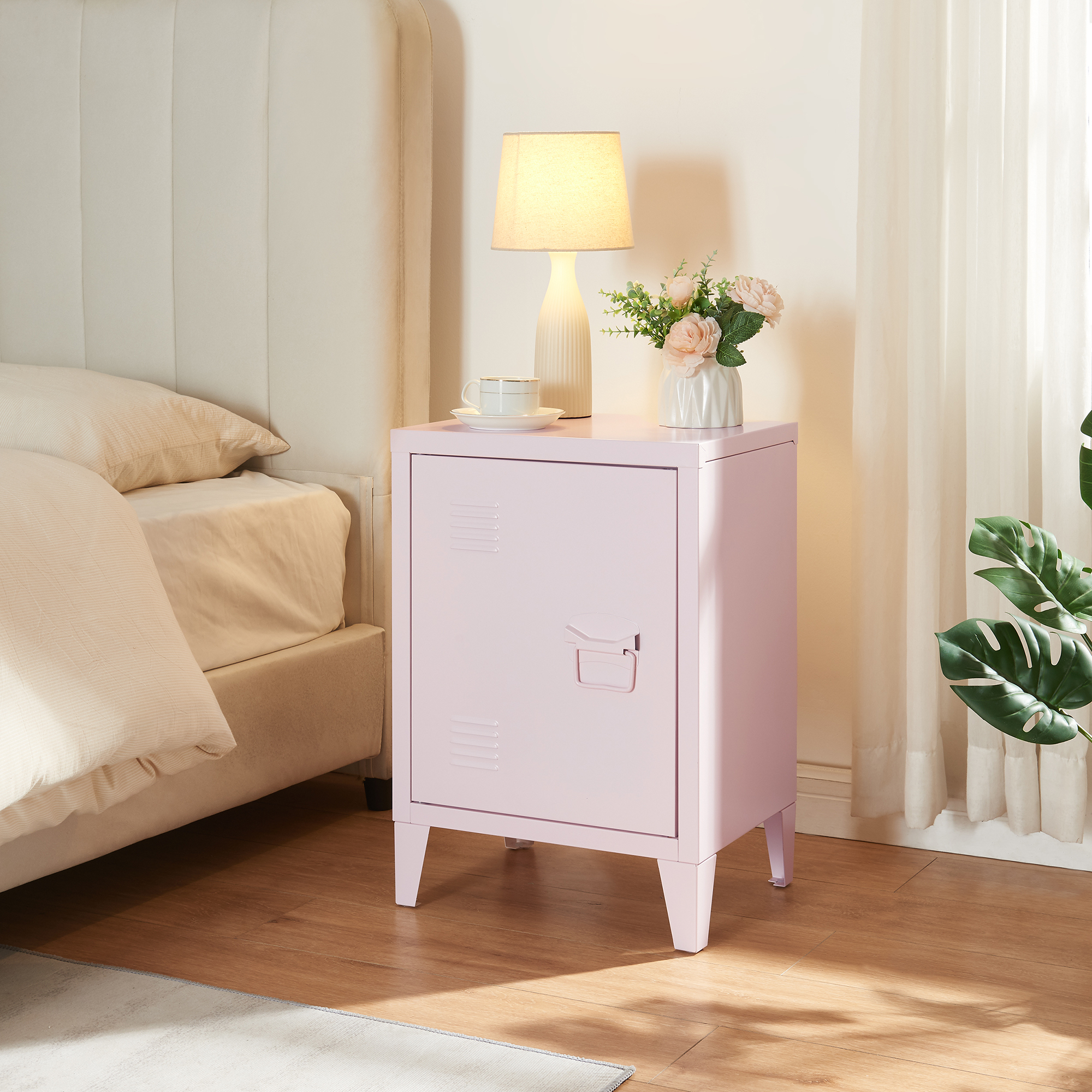 foto del prodotto comodino 'inari' in acciaio con anta con maniglia a destra - rosa en.casa