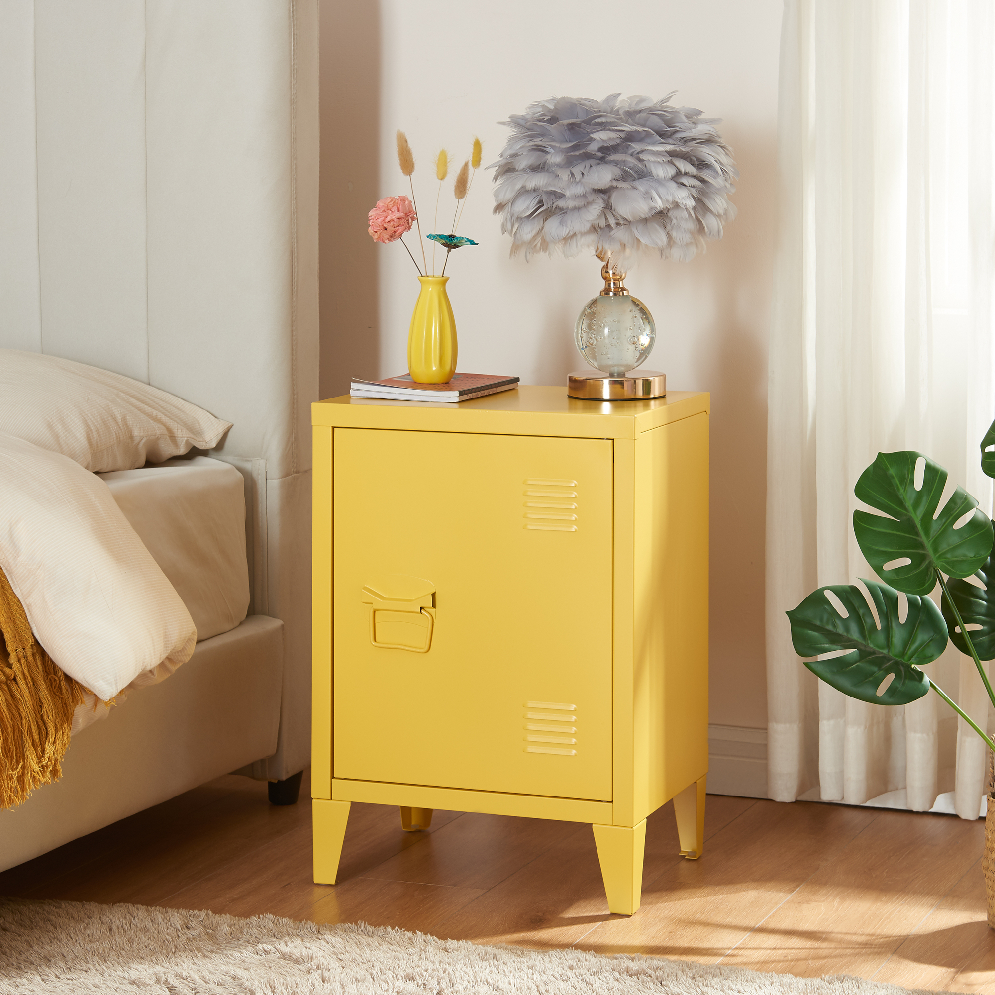 foto del prodotto comodino 'inari' in acciaio con anta - giallo en.casa