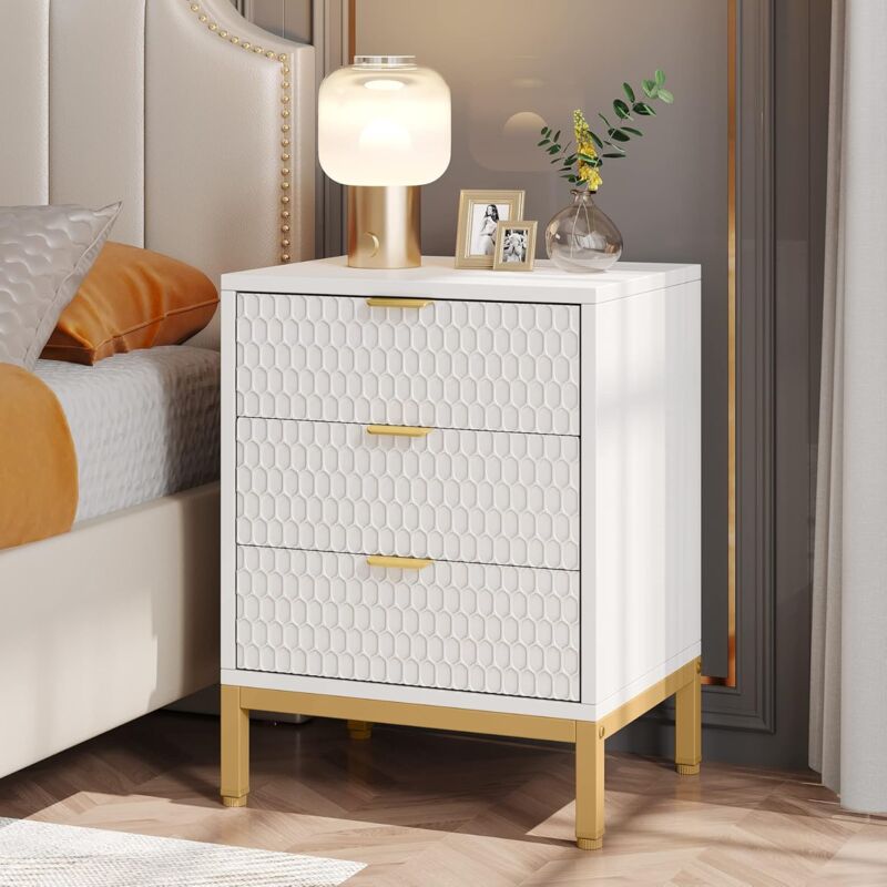 foto del prodotto comodino moderno, alto 65,5 cm, con 3 cassetti, tavolino moderno con spazio per camera da letto, bianco e oro tribesigns