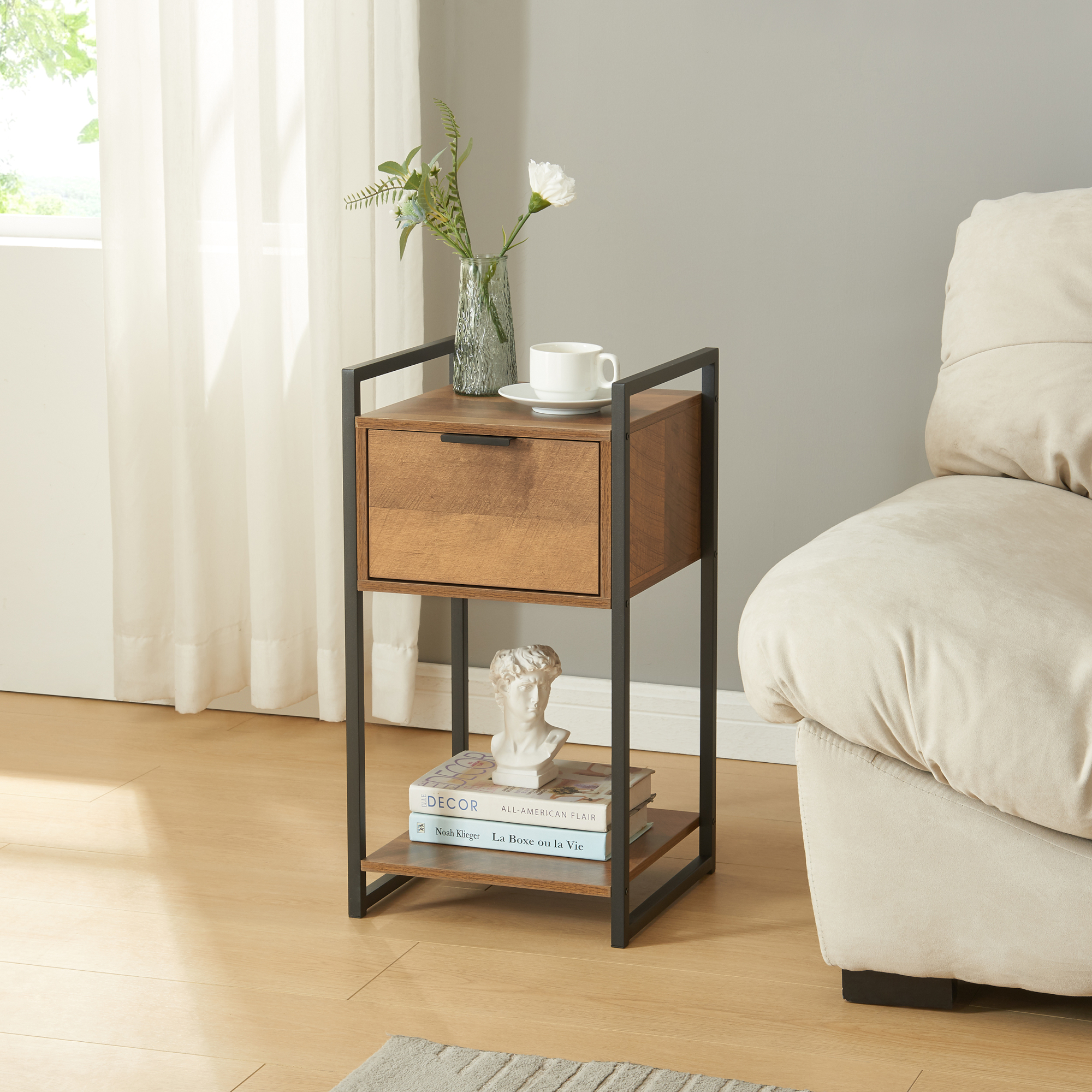 foto del prodotto comodino namsskogan nero effetto legno intarsiato color noce en.casa 