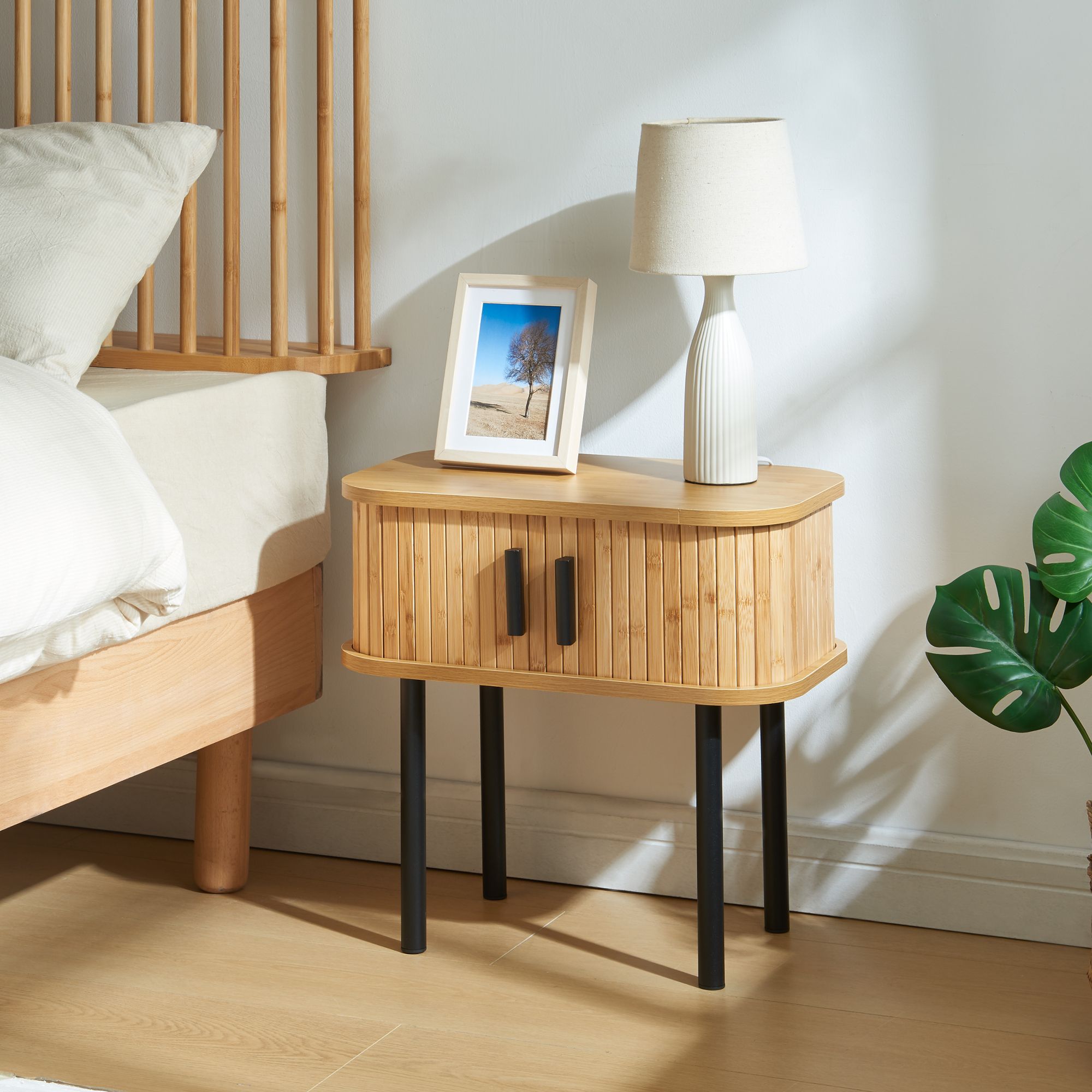 foto del prodotto comodino tvedestrand con ante scorrevoli in bamb color legno nero en.casa 