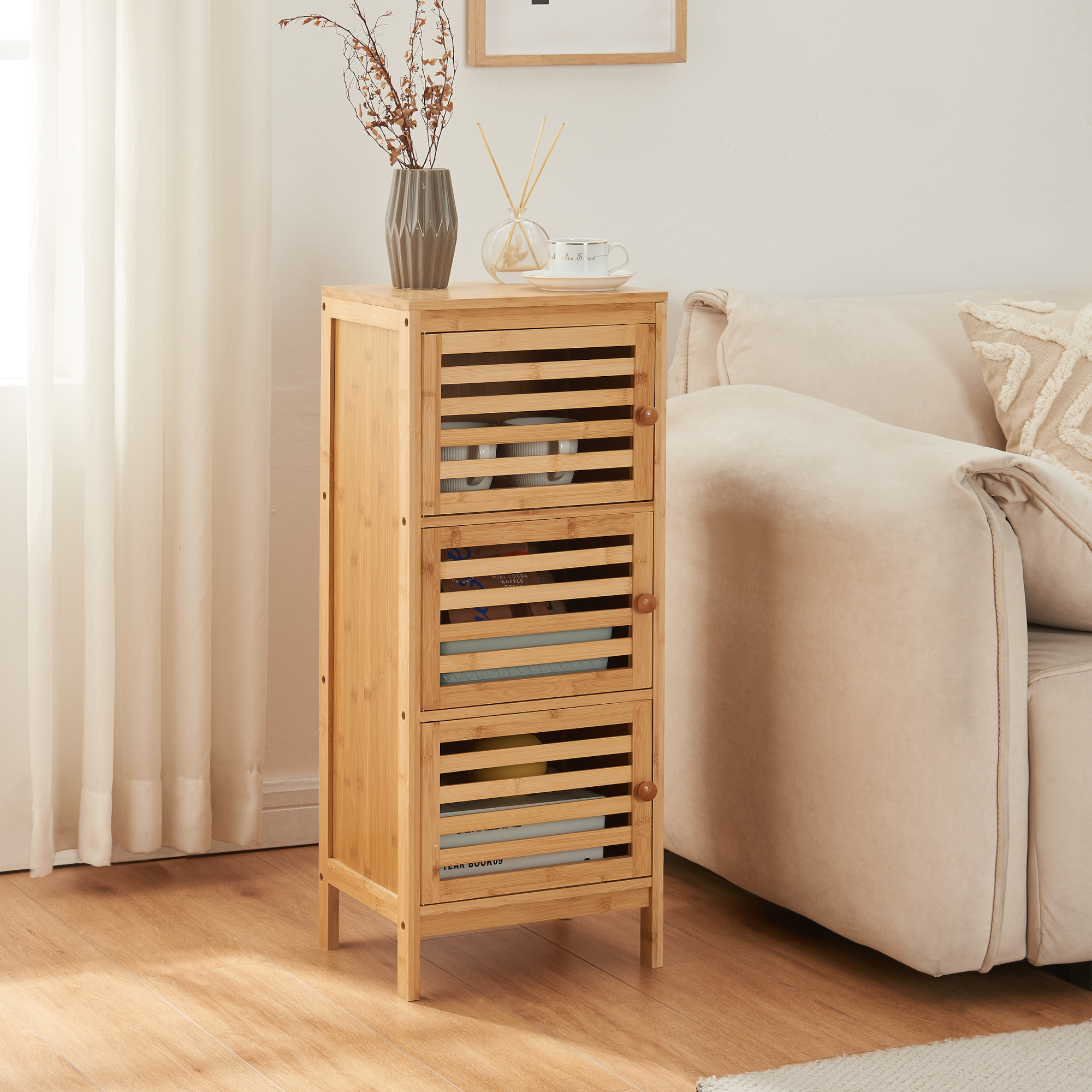 foto del prodotto comodino yp j in bamb a 3 ante tavolino laterale 82 x 33 x 27 cm naturale en.casa 