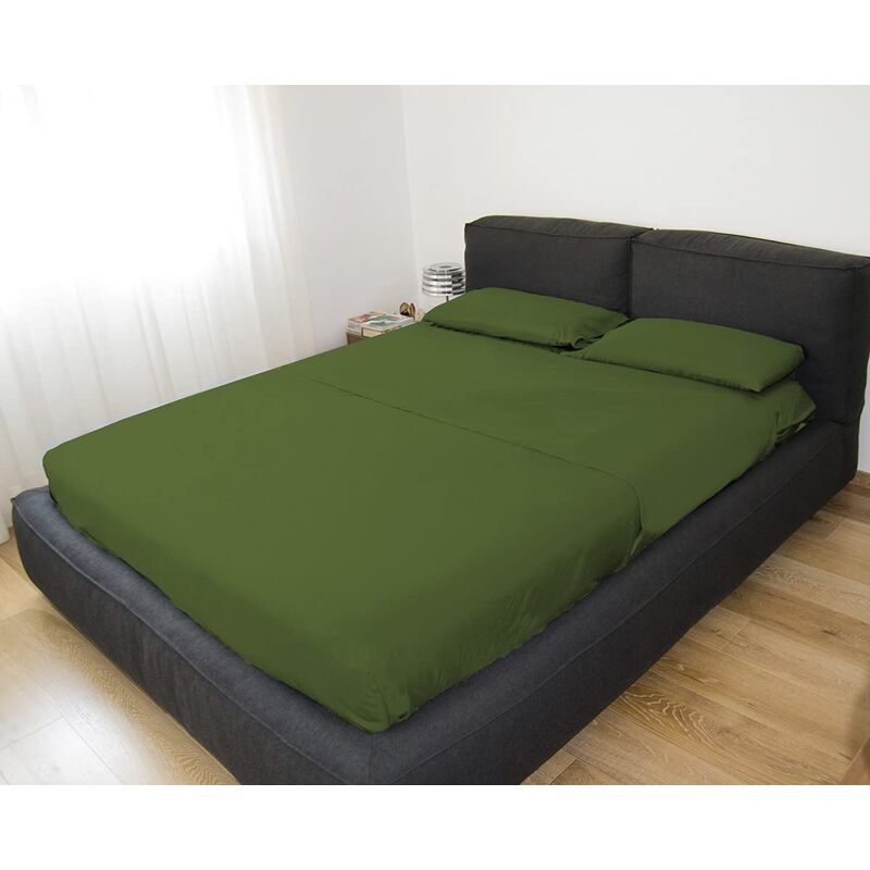 foto del prodotto completo letto matrimoniale, colore verde bosco, con trattamento no-stiro, effetto raso, in 100% microfibra di poliestere. composto da 2 lenzuola e 2 federe tinta unita. made in italy - gemitex